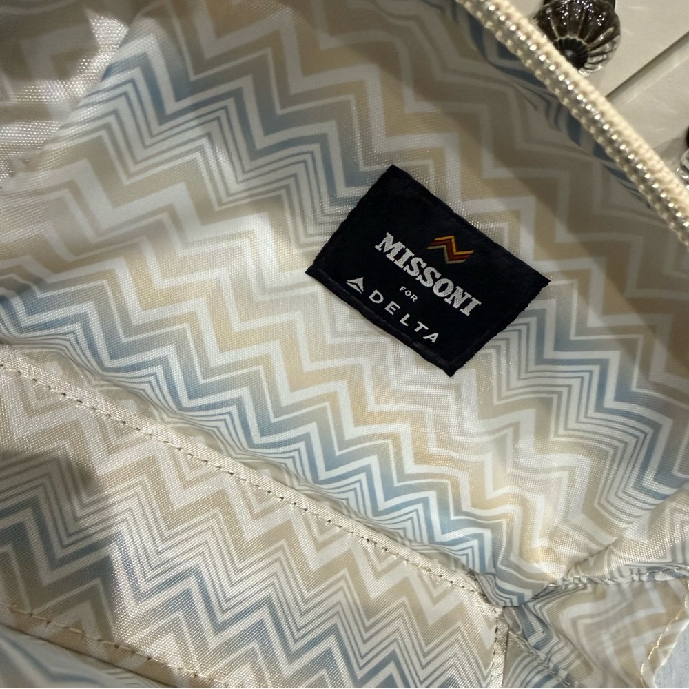 New UNOPENED. NEW STYLE Clamshell Missoni Travel Kit for Delta
1 left - in Blue - Picture 10 of 11
